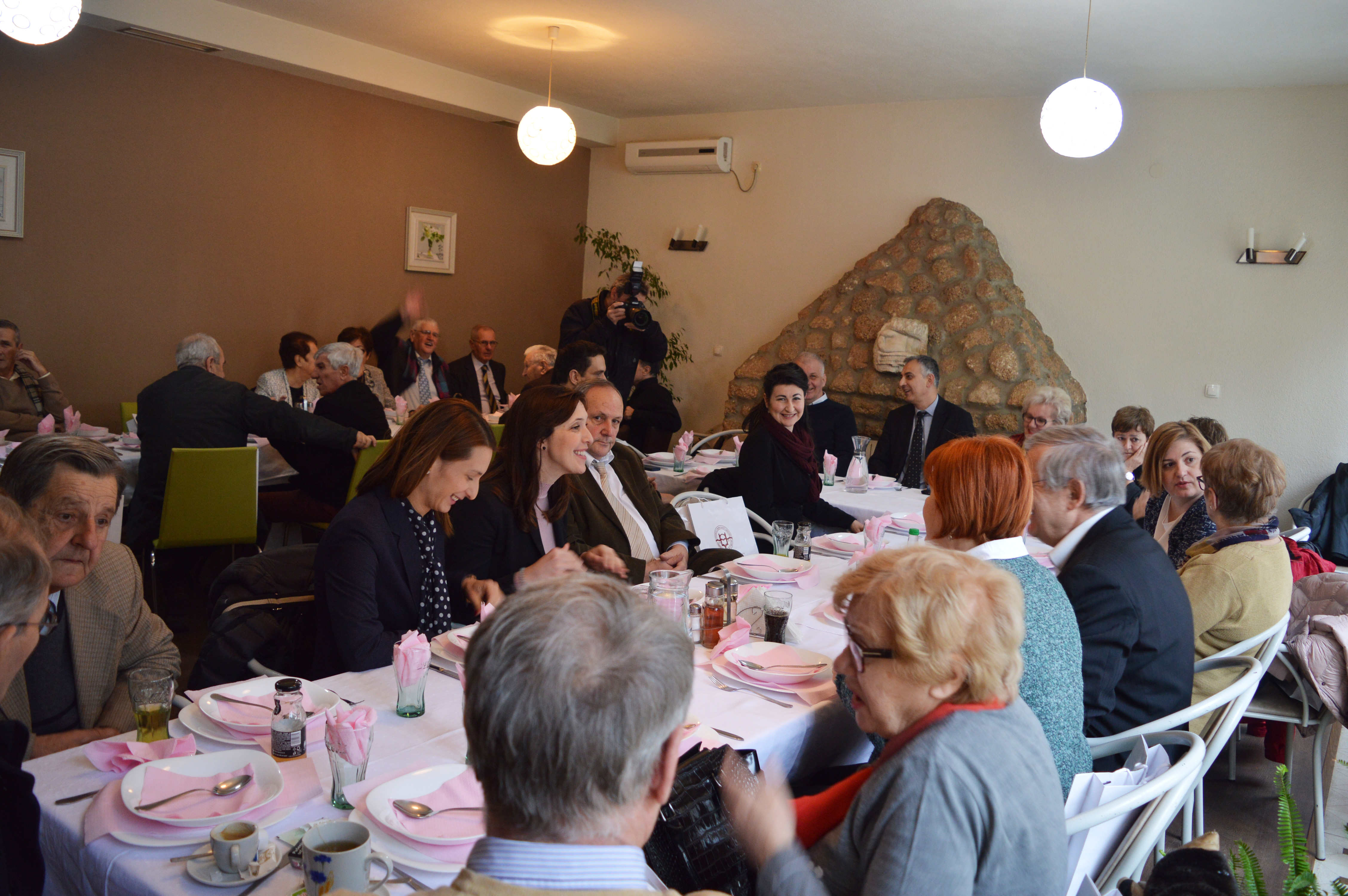 Polaganje cvijeća na spomen bistu Džemala Bijedića, ispred Rektorata